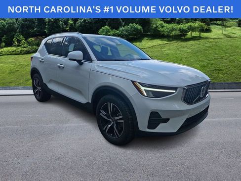 Used 2025 Volvo XC40 B5 Core AWD/4WD image 1