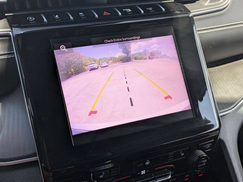 Used 2023 Jeep Grand Cherokee Altitude RWD image 18