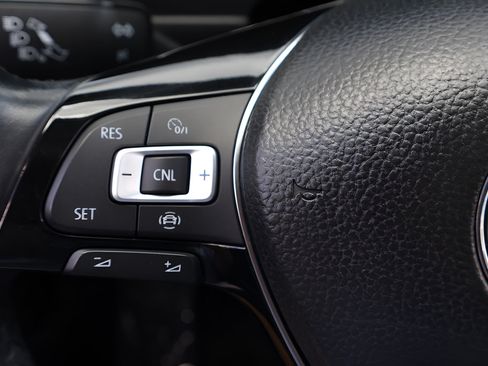 Used 2019 Volkswagen Tiguan SE w/ Panoramic Sunroof Package FWD image 22
