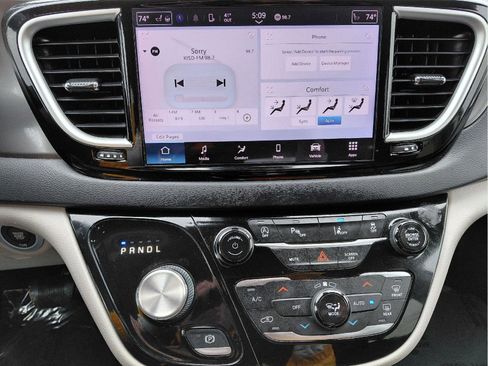 Used 2023 Chrysler Pacifica Touring-L image 32