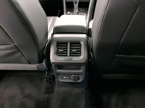 Used 2022 Volkswagen Tiguan SE w/ Panoramic Sunroof Package image 34