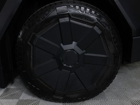 Used 2024 Tesla Cybertruck AWD Crew Cab image 36