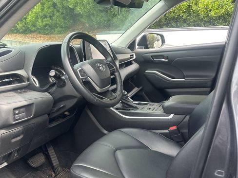 Used 2022 Toyota Highlander XLE image 8
