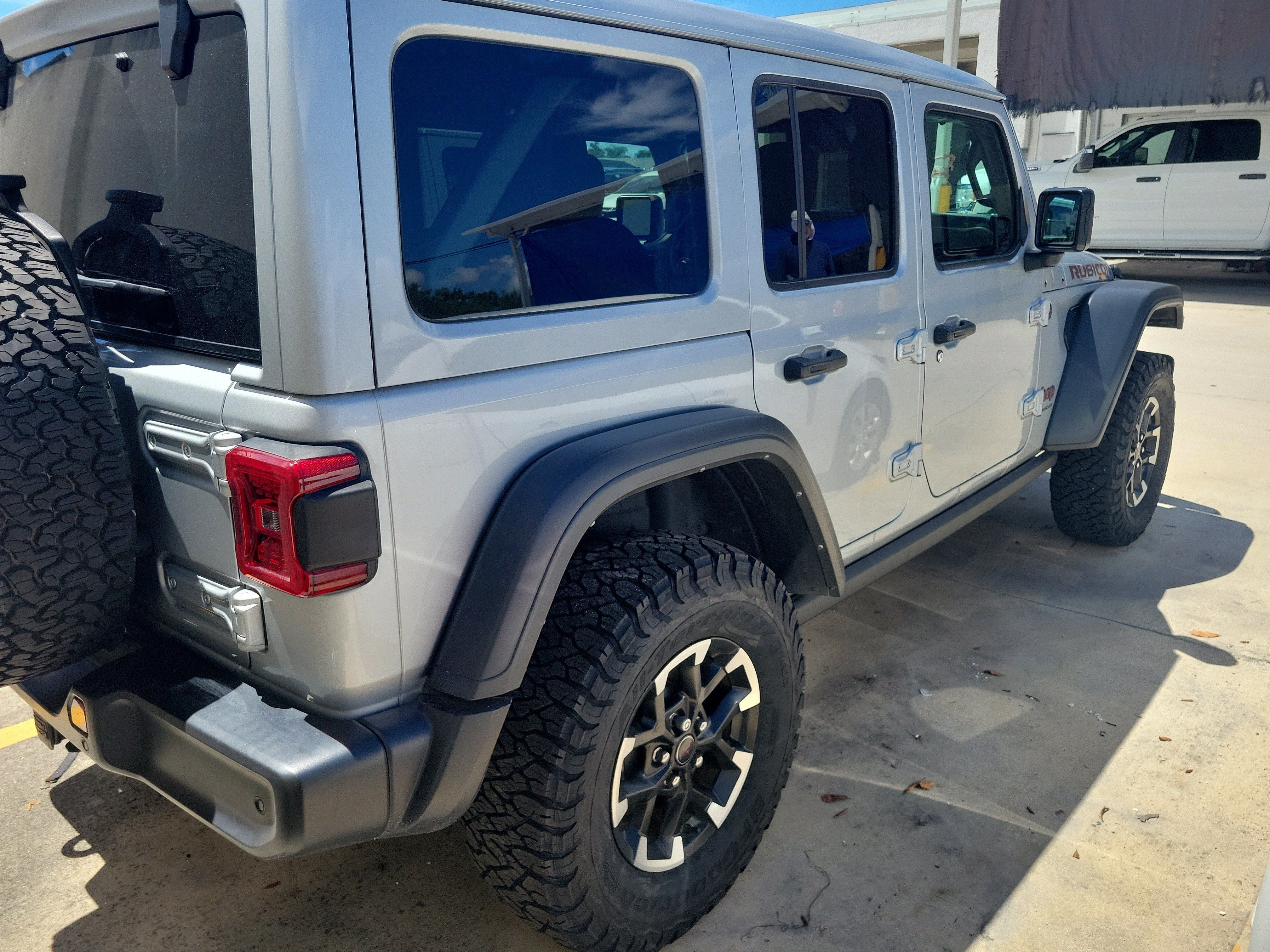 Used 2024 Jeep Wrangler Unlimited Rubicon w/ Technology Group AWD/4WD image 8