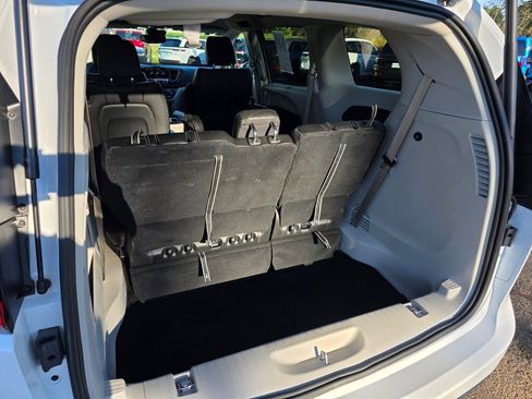 Used 2024 Chrysler Pacifica Touring-L image 22