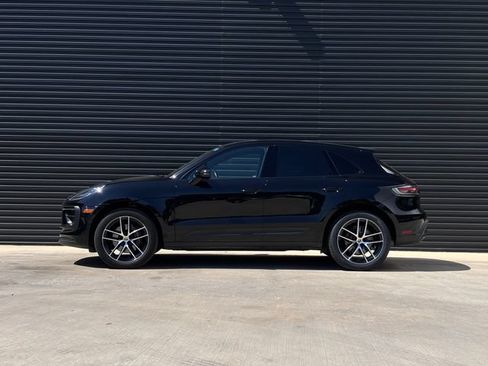 Certified 2022 Porsche Macan AWD/4WD image 2