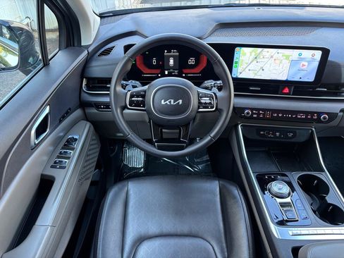 Used 2025 Kia Carnival EX FWD image 3