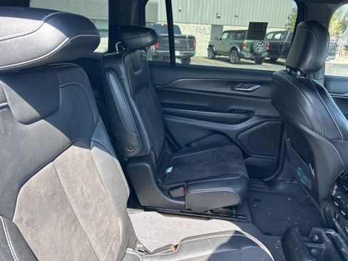 Used 2023 Jeep Grand Cherokee L Laredo image 8