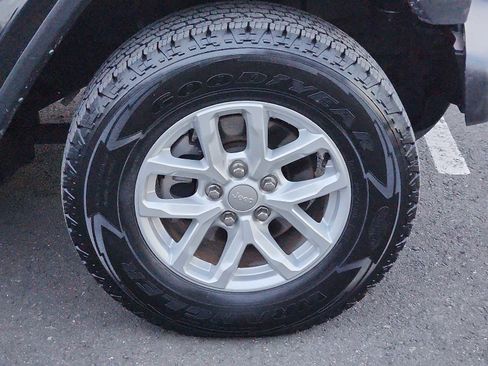 Used 2023 Jeep Gladiator Sport image 8