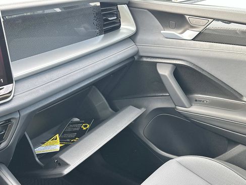 New 2026 Volkswagen Tiguan SE image 32