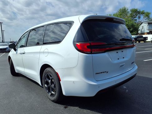 Used 2024 Chrysler Pacifica Limited FWD image 26