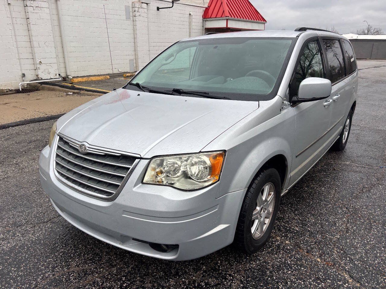 Used 2010 Chrysler Town & Country Touring FWD image 2
