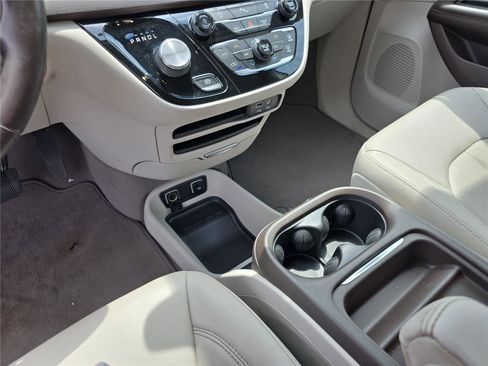Used 2020 Chrysler Pacifica Touring-L FWD image 27