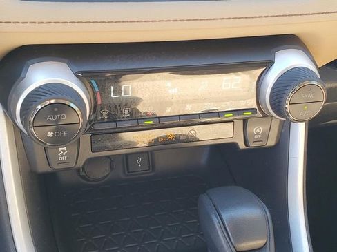 Used 2020 Toyota RAV4 XLE image 29