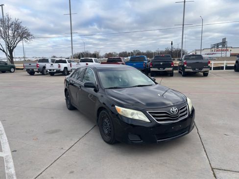 Used 2010 Toyota Camry XLE image 2