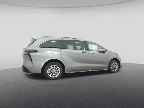 New 2026 Toyota Sienna XLE image 26