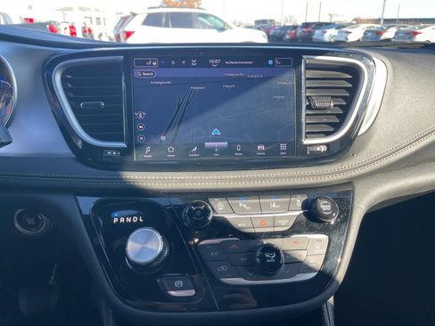 Used 2025 Chrysler Pacifica Limited image 28