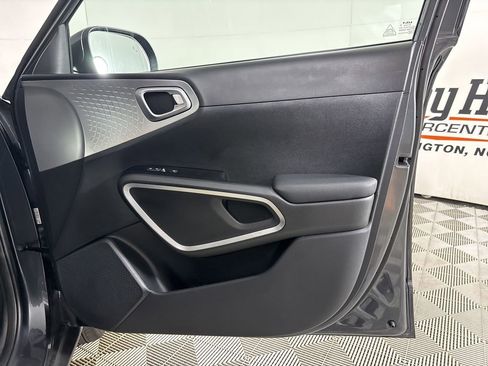 Used 2025 Kia Soul LX w/ LX Technology Package FWD image 21