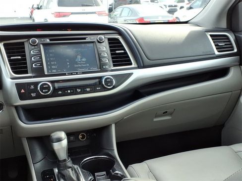 Used 2017 Toyota Highlander image 14