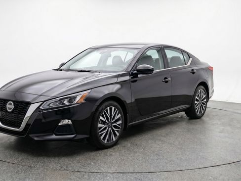 Used 2025 Nissan Altima 2.5 SV FWD image 3