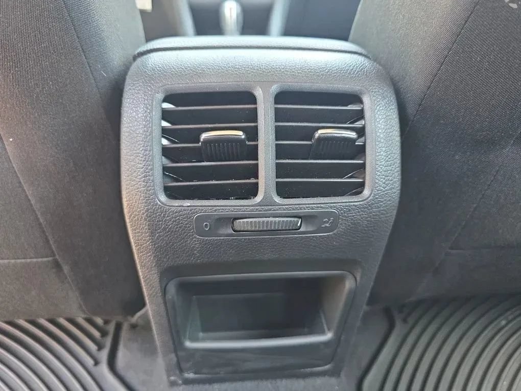 Used 2013 Volkswagen Jetta SE FWD image 35