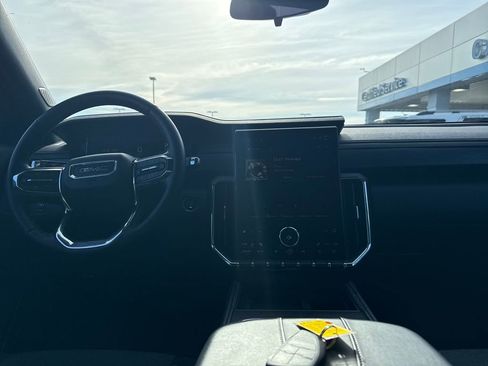 Used 2025 GMC Acadia Elevation image 14