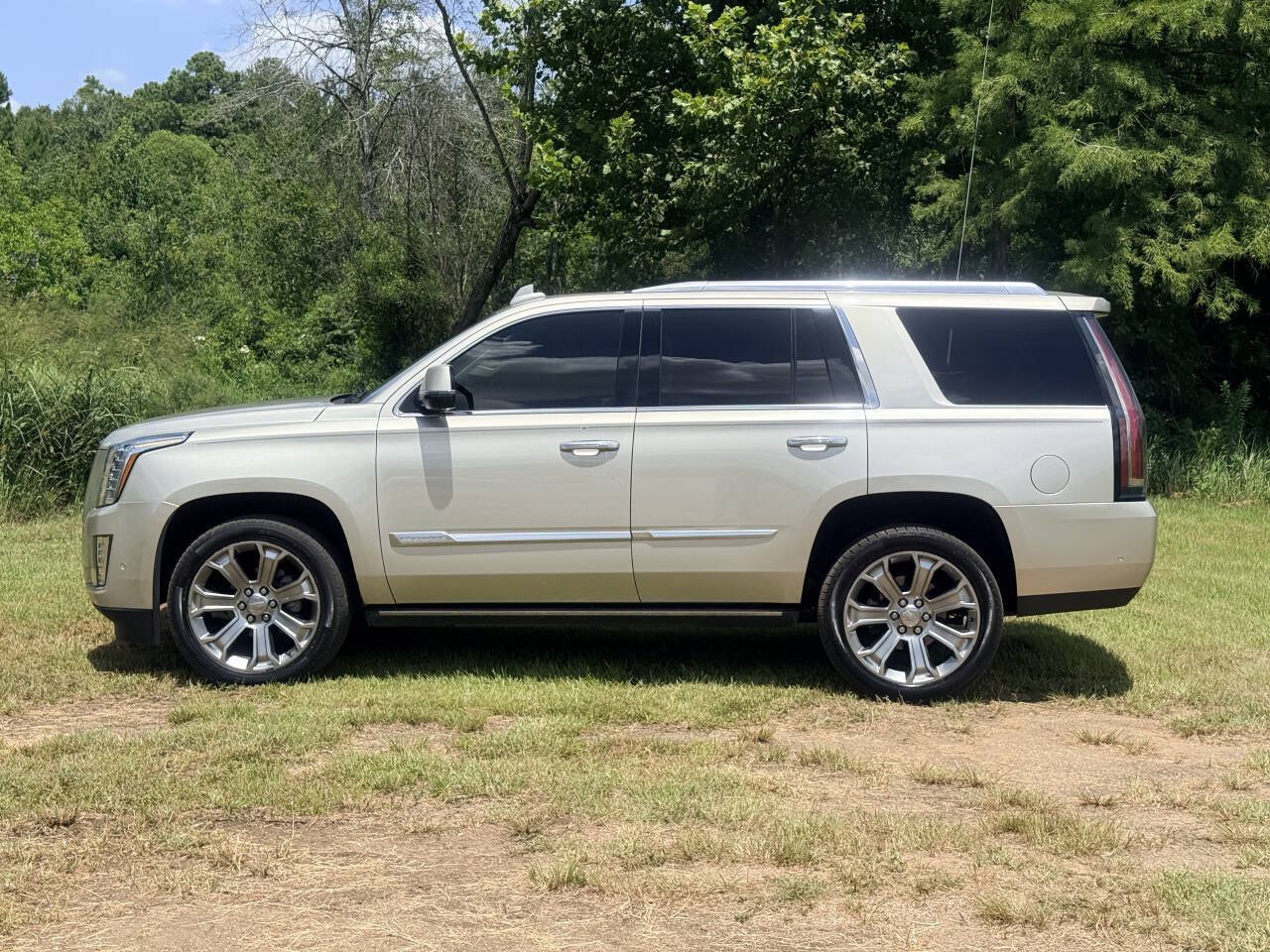Used 2017 Cadillac Escalade Premium Luxury AWD/4WD image 2