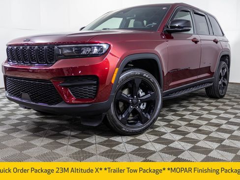 Used 2024 Jeep Grand Cherokee Altitude AWD/4WD image 2