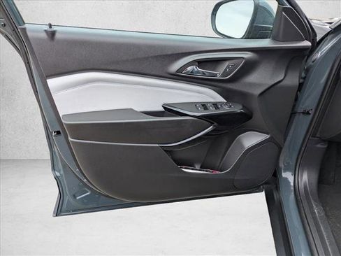 Used 2025 Chevrolet Trax LT w/ LT Convenience Package image 10