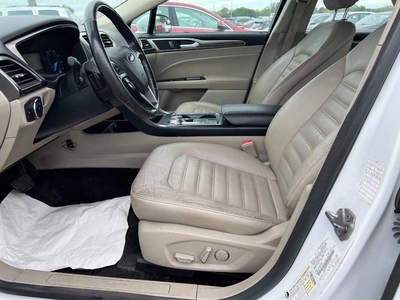 Used 2017 Ford Fusion SE FWD image 4