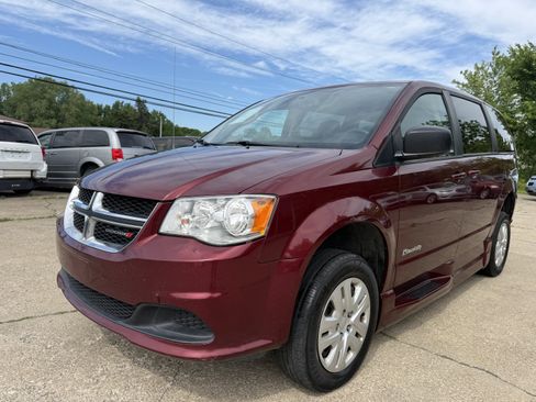 Used 2018 Dodge Grand Caravan SE w/ UConnect Hands-Free Group FWD image 2