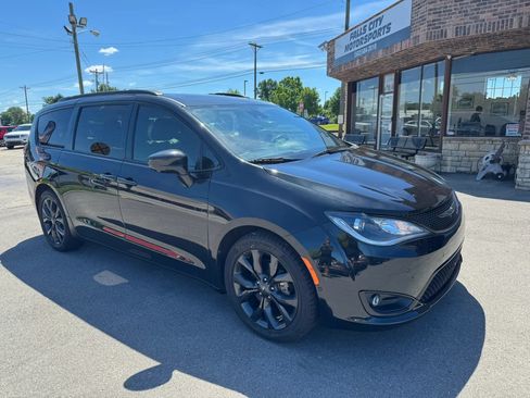 Used 2020 Chrysler Pacifica Touring-L Plus w/ Advanced Safetytec Group FWD image 21