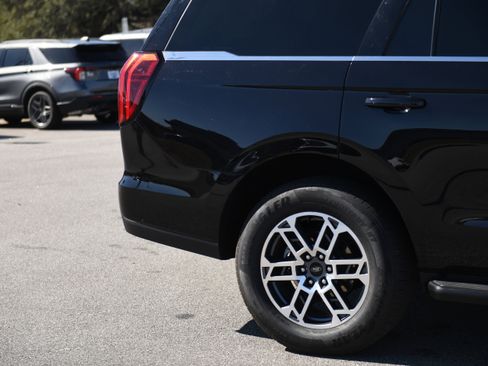 Used 2025 Ford Expedition Active image 4