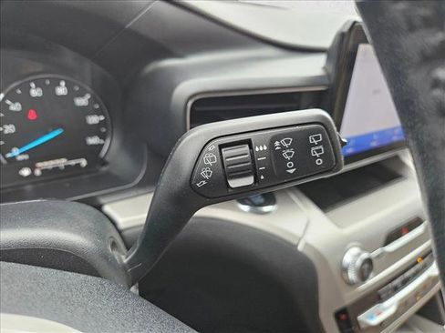 Used 2022 Ford Explorer XLT w/ Equipment Group 202A AWD/4WD image 18