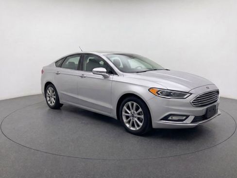 Used 2017 Ford Fusion SE w/ Fusion SE Technology Package FWD image 2