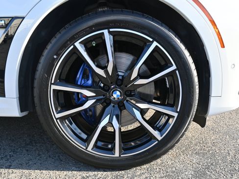 Used 2022 BMW X7 xDrive40i w/ M Sport Package AWD/4WD image 39