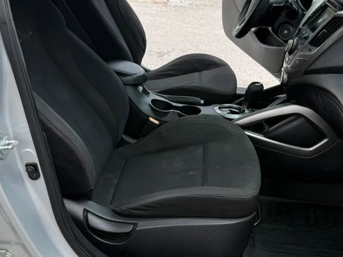 Used 2013 Hyundai Veloster FWD image 11