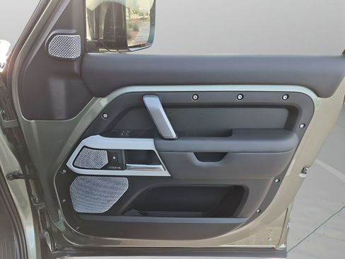 Used 2024 Land Rover Defender 130 X-Dynamic SE image 13