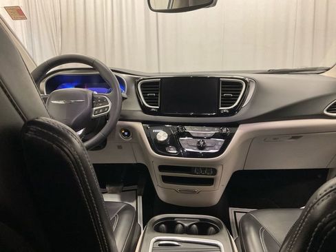 Used 2023 Chrysler Pacifica Touring-L image 33