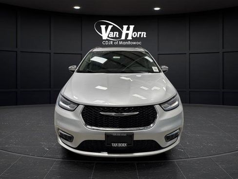 Used 2023 Chrysler Pacifica Limited w/ Uconnect Theater Family Group image 13