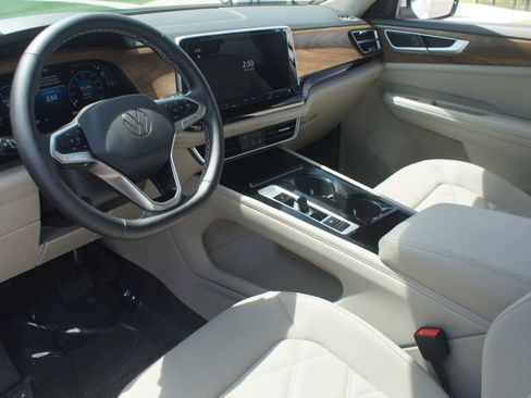 Used 2024 Volkswagen Atlas SE AWD/4WD image 14