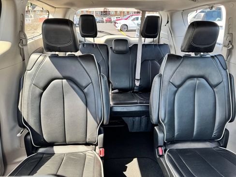 Used 2023 Chrysler Pacifica Limited FWD image 15