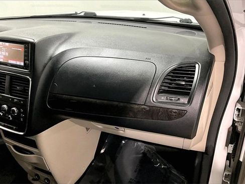 Used 2019 Dodge Grand Caravan SE w/ UConnect Hands-Free Group image 28