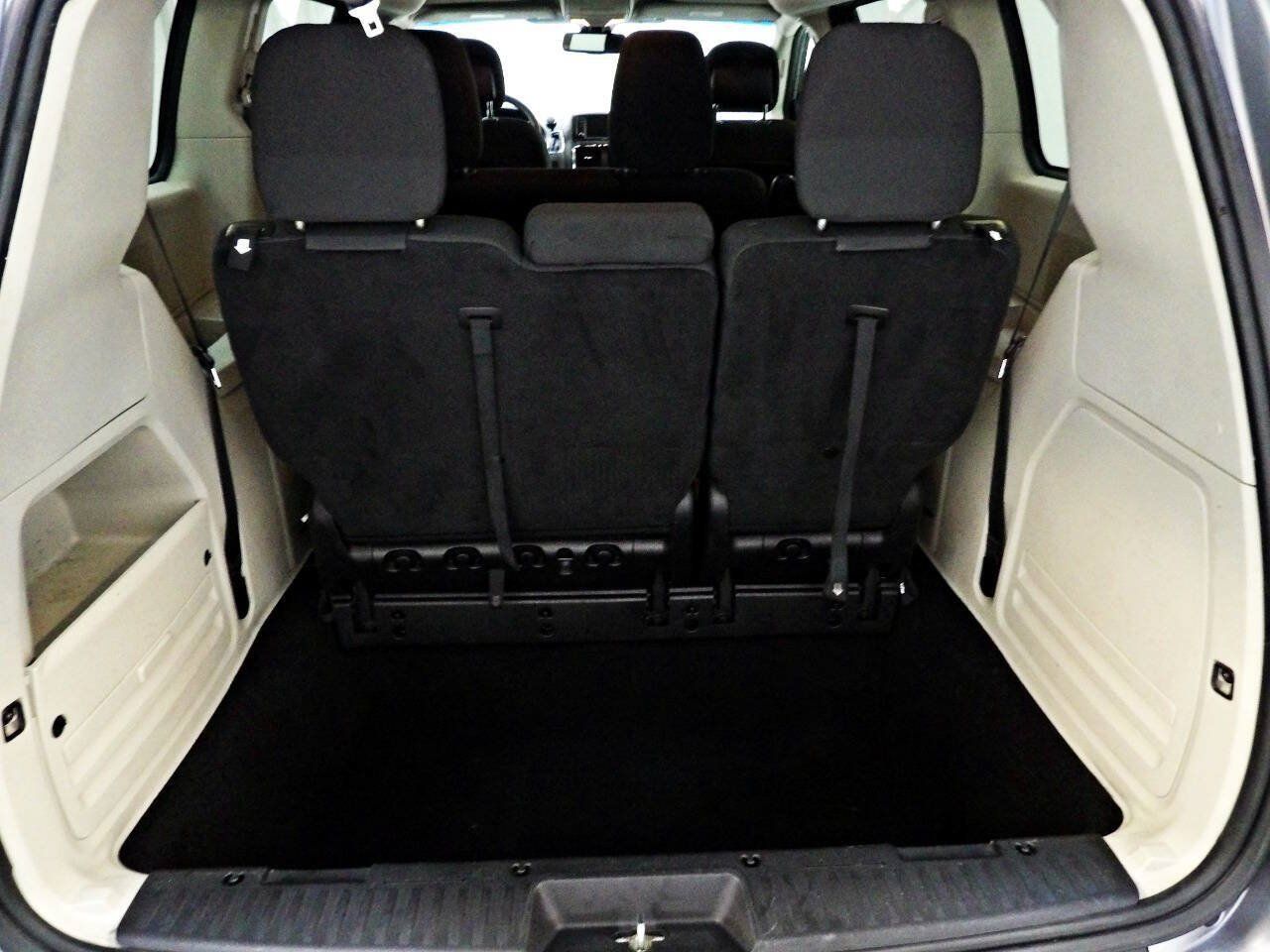 Used 2019 Dodge Grand Caravan SE w/ UConnect Hands-Free Group FWD image 12