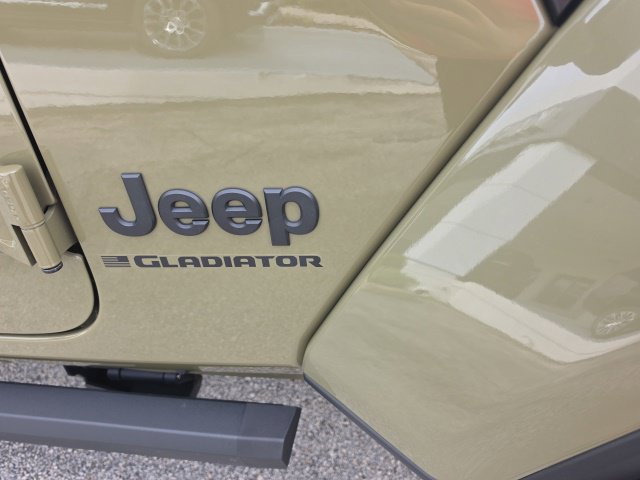 Used 2025 Jeep Gladiator Sport AWD/4WD image 11