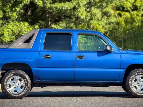 Used 2003 Chevrolet Avalanche 4x4 w/ Suspension Package, Off-Road image 3