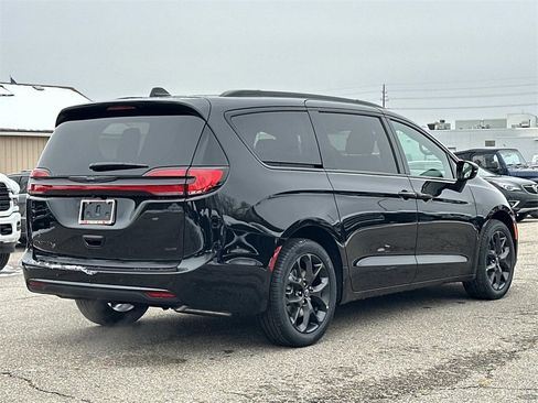 New 2026 Chrysler Pacifica Select image 3