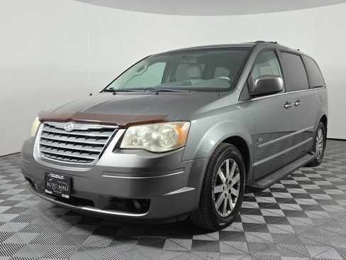 Used 2009 Chrysler Town & Country Touring FWD image 3