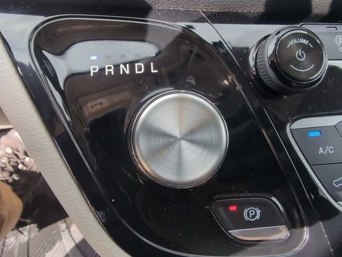 Used 2018 Chrysler Pacifica Limited image 25