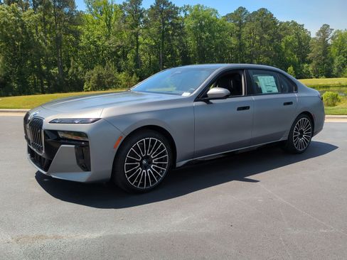 Used 2025 BMW i7 xDrive60 w/ Executive Package image 5